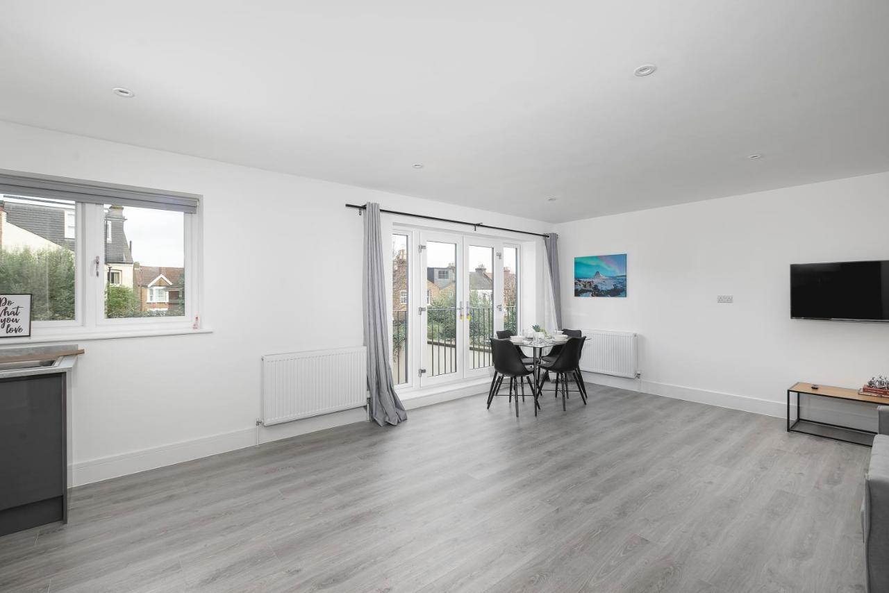 Skyvillion - London Enfield Chase Apartments With Parking & Wifi Exterior photo