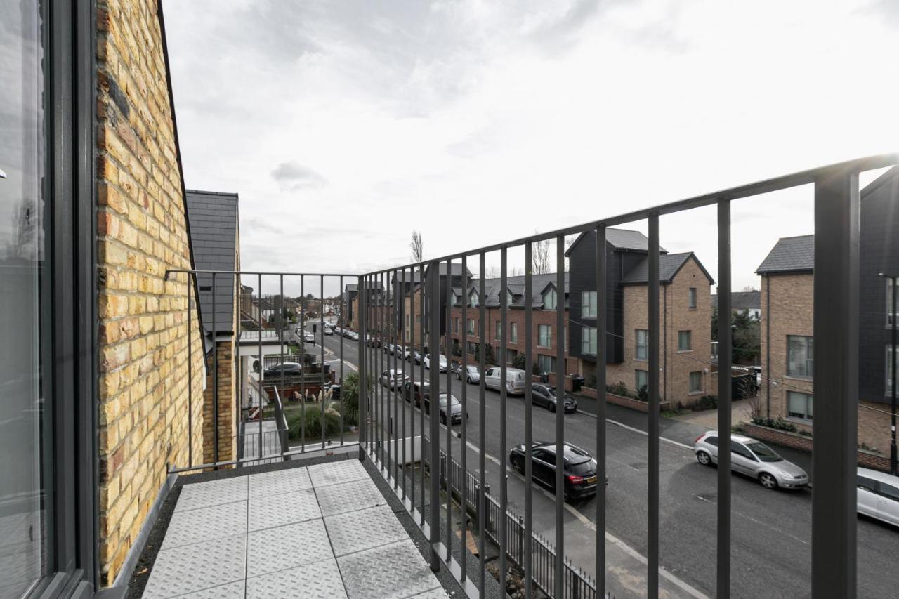 Skyvillion - London Enfield Chase Apartments With Parking & Wifi Exterior photo