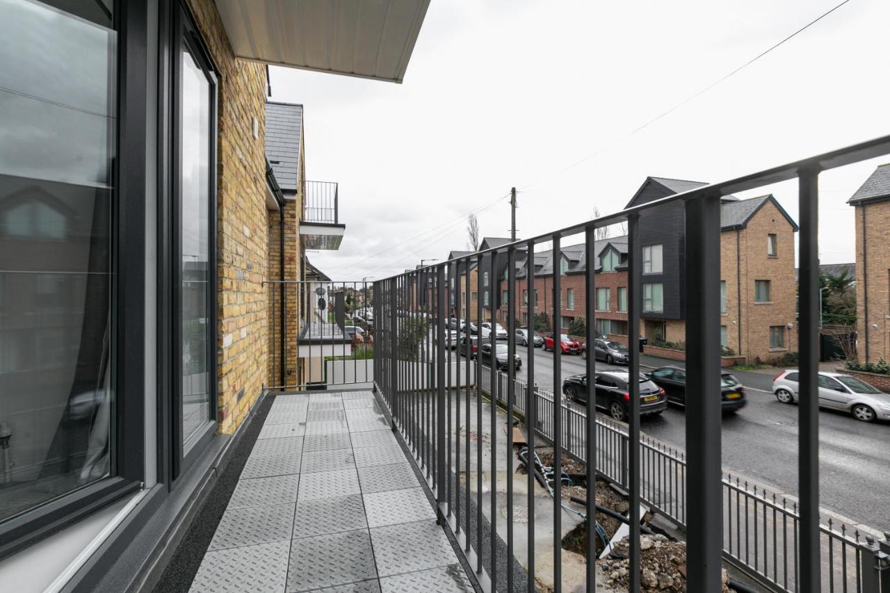 Skyvillion - London Enfield Chase Apartments With Parking & Wifi Exterior photo