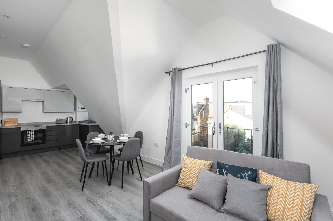 Skyvillion - London Enfield Chase Apartments With Parking & Wifi Exterior photo
