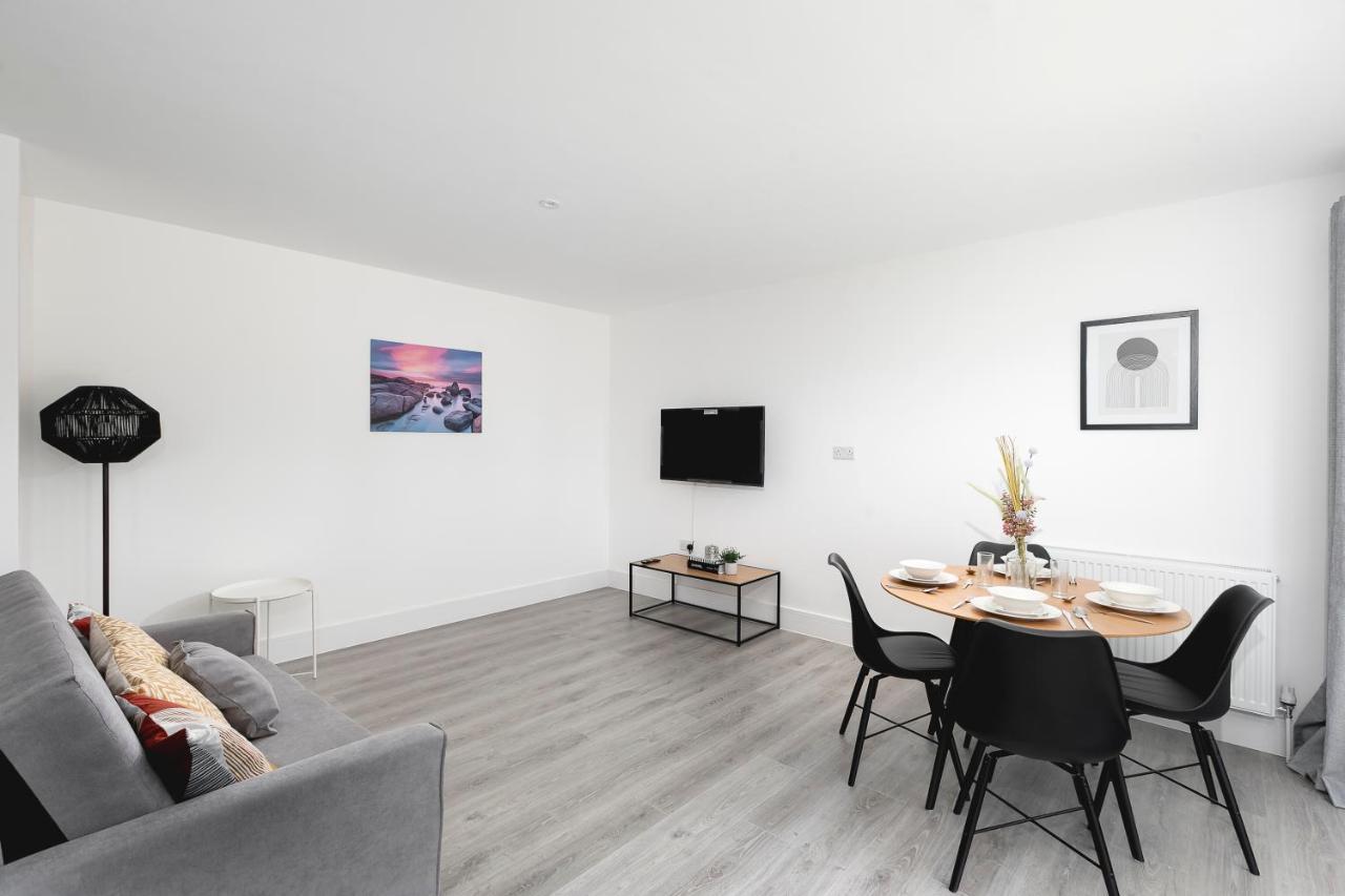 Skyvillion - London Enfield Chase Apartments With Parking & Wifi Exterior photo