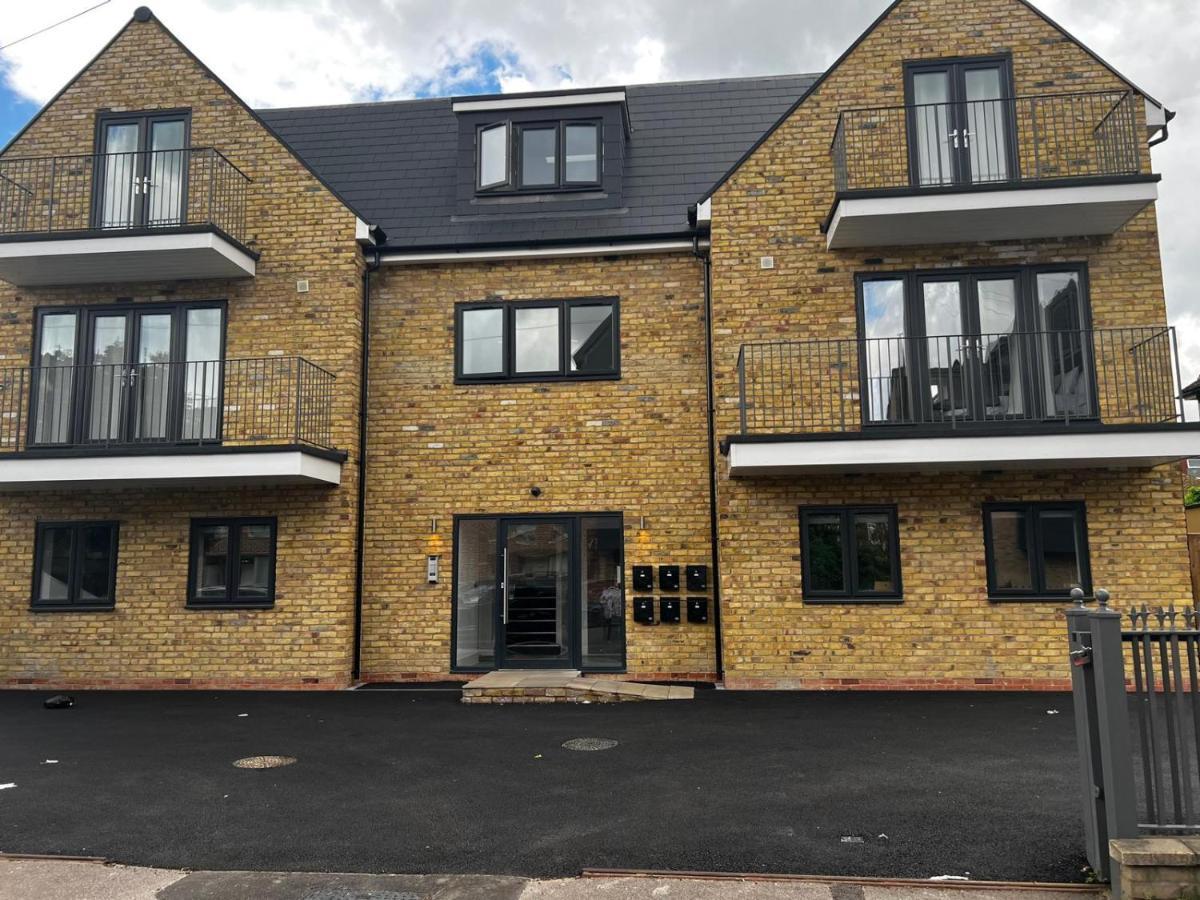 Skyvillion - London Enfield Chase Apartments With Parking & Wifi Exterior photo